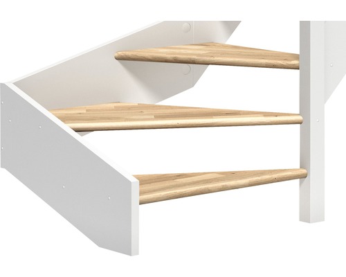 Detailansicht einer Raumspartreppe mit Holzstufen und weißem Geländer