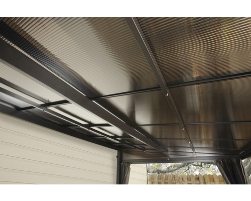 Detailansicht einer Terrassenüberdachung mit Trapezblechdach und Rahmenkonstruktion