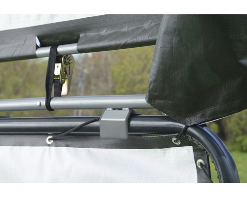 Detailaufnahme eines Pavillons mit Ratschenzurrgurt, Halterung und Abdeckung.