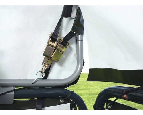 Detailansicht eines Anhängers mit Spannriemen zur Ladungssicherung