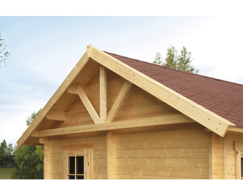 Detailansicht eines Holzhauses mit Dach und Giebelkonstruktion