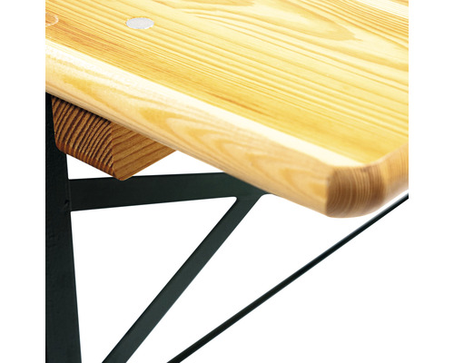 Detailansicht Biertisch mit Holzplatte und Metallgestell