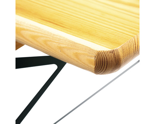Detailansicht einer Tischplatte aus Holz mit abgerundeter Kante und Metallgestell