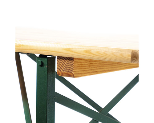 Detailansicht eines Biertisches mit Holzplatte und Metallgestell