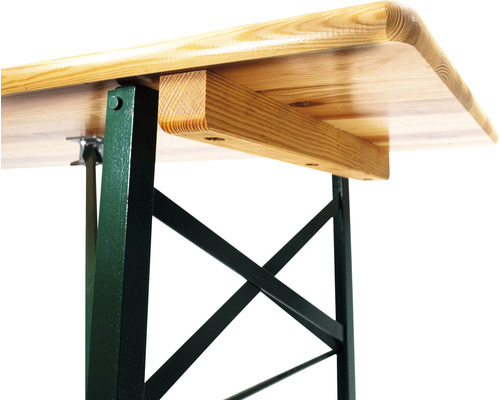 Detailansicht eines Biertisches mit Holzplatte und Metallgestell