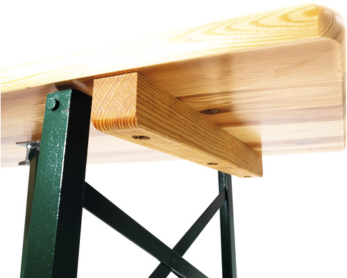 Detailansicht einer Festzeltgarnitur-Bank aus Holz mit grünem Metallgestell