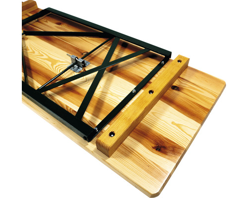 Detailansicht eines Biertisches mit Holzplatte und schwarzem Metallgestell