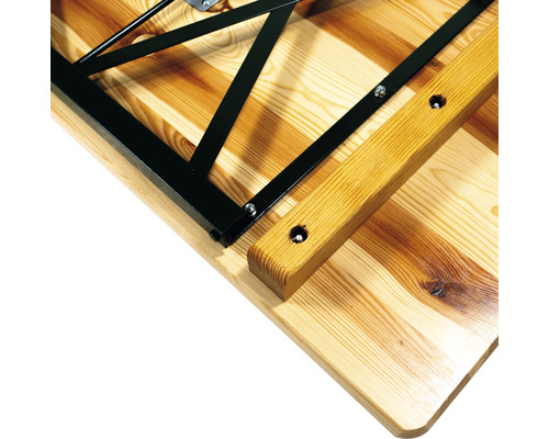 Detailansicht eines Biertisches mit Untergestell aus Metall und Holz