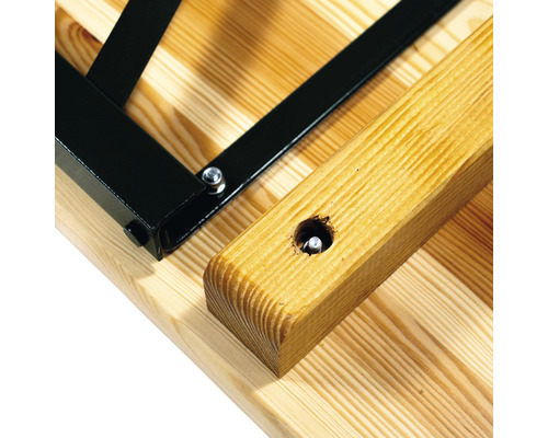 Detailansicht eines Holztisches mit Metallgestell
