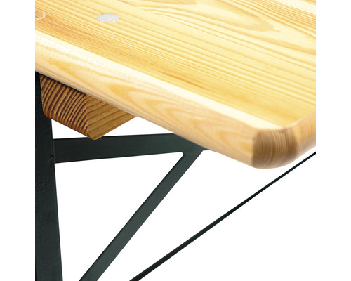 Detailansicht eines Biertisches mit Untergestell aus Metall und Tischplatte aus Holz.
