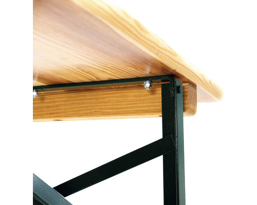 Detailansicht eines Biertisches mit Holzplatte und Metallgestell