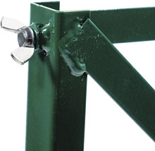 Detailaufnahme einer grünen Metallhalterung mit Flügelmutter