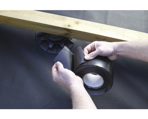 Konsta Bitumen Abdeckband für Unterkonstruktionen 75 mm Länge: 10 m Anwendung von Terrassenband auf einer Unterkonstruktion.