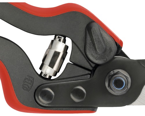 Detailansicht einer Gartenschere mit Federmechanismus und Einstellvorrichtung.