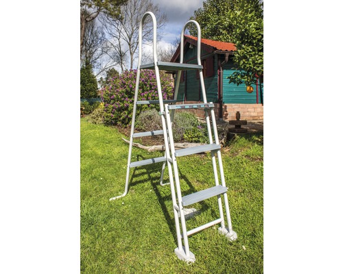 Schwimmbadleiter im Garten