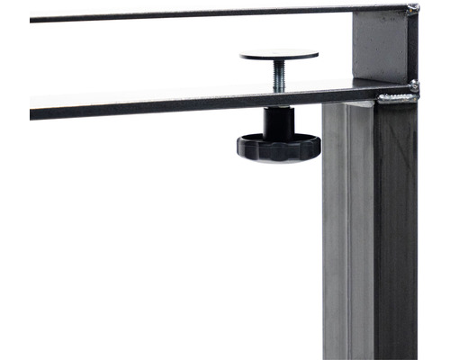 Detailaufnahme eines schwarzen Feststellknopfes an einer Metallkonstruktion.
