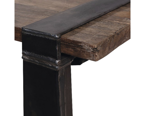 Detailansicht einer Tischplatte aus Holz mit Metalleinfassung und Tischbein