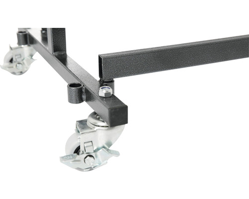 Detailaufnahme eines Transportwagens mit Rollen.