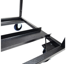 Detailaufnahme eines Transportwagens aus Metall mit Rollen.