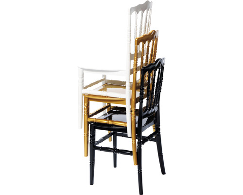 Gestapelte Holzstühle in verschiedenen Ausführungen