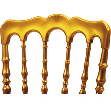 Detailansicht der Rückenlehne eines goldenen Stuhls