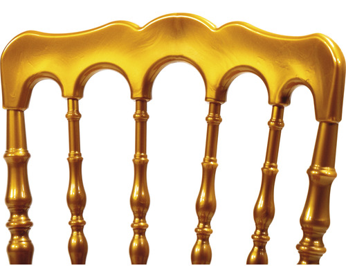 Detailansicht der Rückenlehne eines goldenen Stuhls