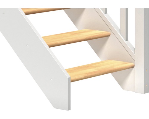 Detailansicht einer Holztreppe mit weißen Wangen