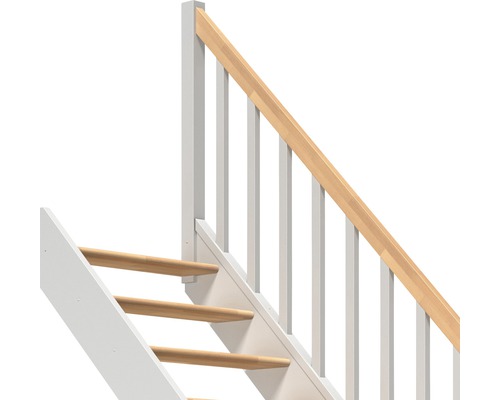 Detailansicht einer Treppe mit Holzstufen und weißem Geländer