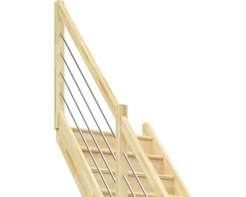Holztreppe mit Geländer und Metallstäben