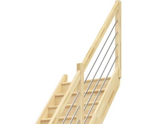Holztreppe mit Geländer aus Metallstreben.