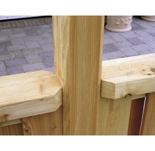 Detailansicht eines Holzzauns mit Pfosten und Querstreben.