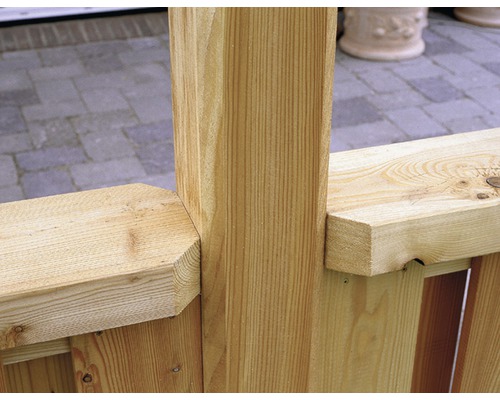 Detailansicht eines Holzzauns mit Pfosten und Querstreben.