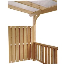 Detailansicht eines Holzcarports mit Zaunelementen