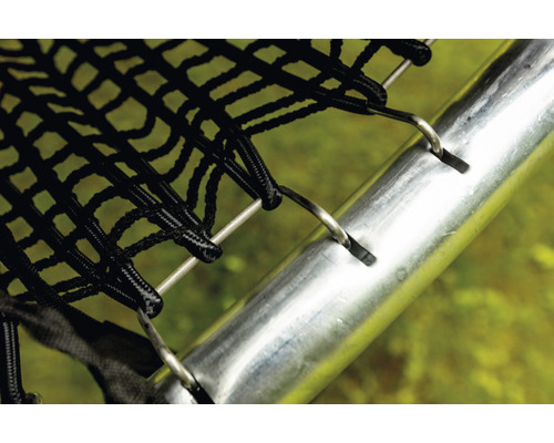 Detailansicht eines Trampolinsicherheitsnetzes mit Stahlrahmen und Befestigungsringen.