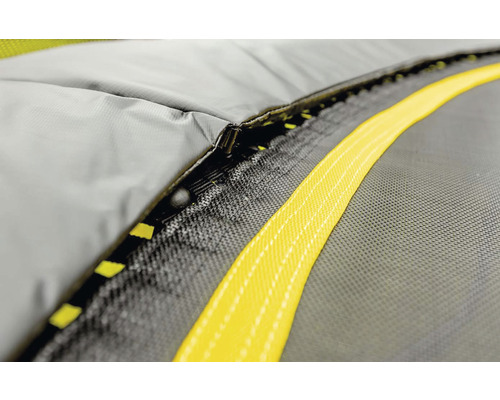 Detailaufnahme eines Trampolins mit Sicherheitsnetz und Reißverschluss