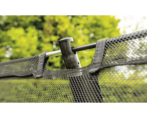 Detailaufnahme des Sicherheitsnetzes eines Gartentrampolins mit Rahmenstange
