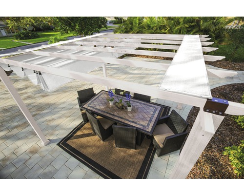 Pergola mit Esstisch und Stühlen im Garten