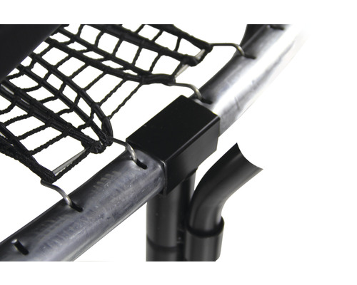 Detailaufnahme eines Trampolins mit Sicherheitsnetz und Rahmenbefestigung