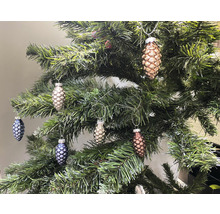 Dekorierter Christbaum mit Zapfen-Ornamenten
