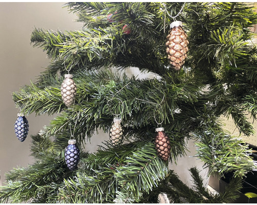 Dekorierter Christbaum mit Zapfen-Ornamenten