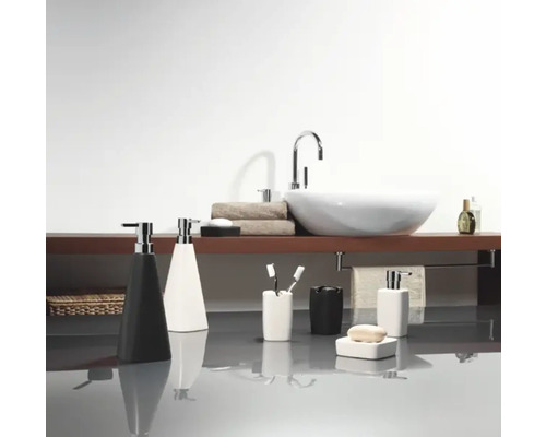 Modernes Badezimmer mit Waschbecken, Armatur, Seifenspender und Zahnputzbecher.