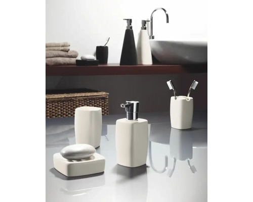 Badezimmer-Szene mit Seifenspender, Seifenschale und Zahnputzbecher