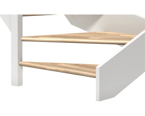 Detailaufnahme einer Raumspartreppe mit Holzstufen und weißen Seitenteilen