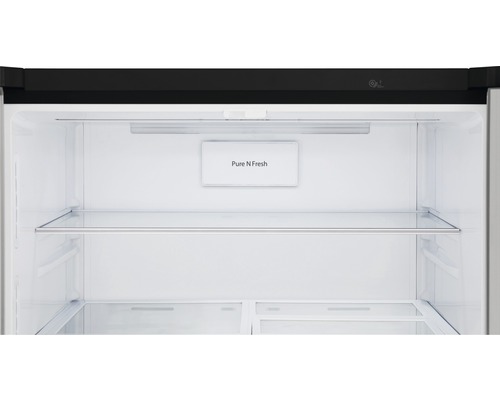 Innenraum eines Kühlschranks mit Glasregalen und Pure N Fresh Funktion