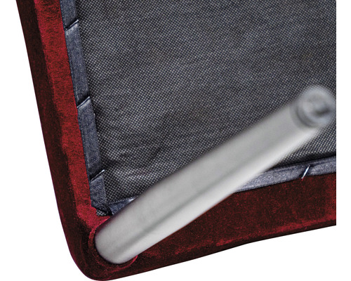 Detailansicht eines Stuhls mit Textilbespannung und Metallbeinen