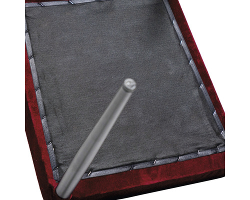 Detailansicht eines Stuhls mit rotem Samtbezug und einem Metallbein