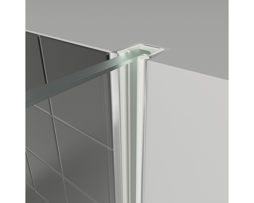 Detailaufnahme einer Duschkabine mit Glaswand und Dichtungsprofil