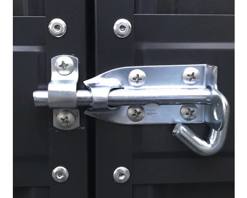 Riegel aus Metall zur Sicherung einer Tür oder eines Tores.