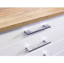 Detailaufnahme von Kommode mit Schubladen und Griffen