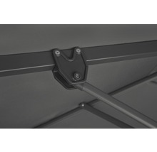 Detailansicht der Metallverbindung eines Sonnenschirms